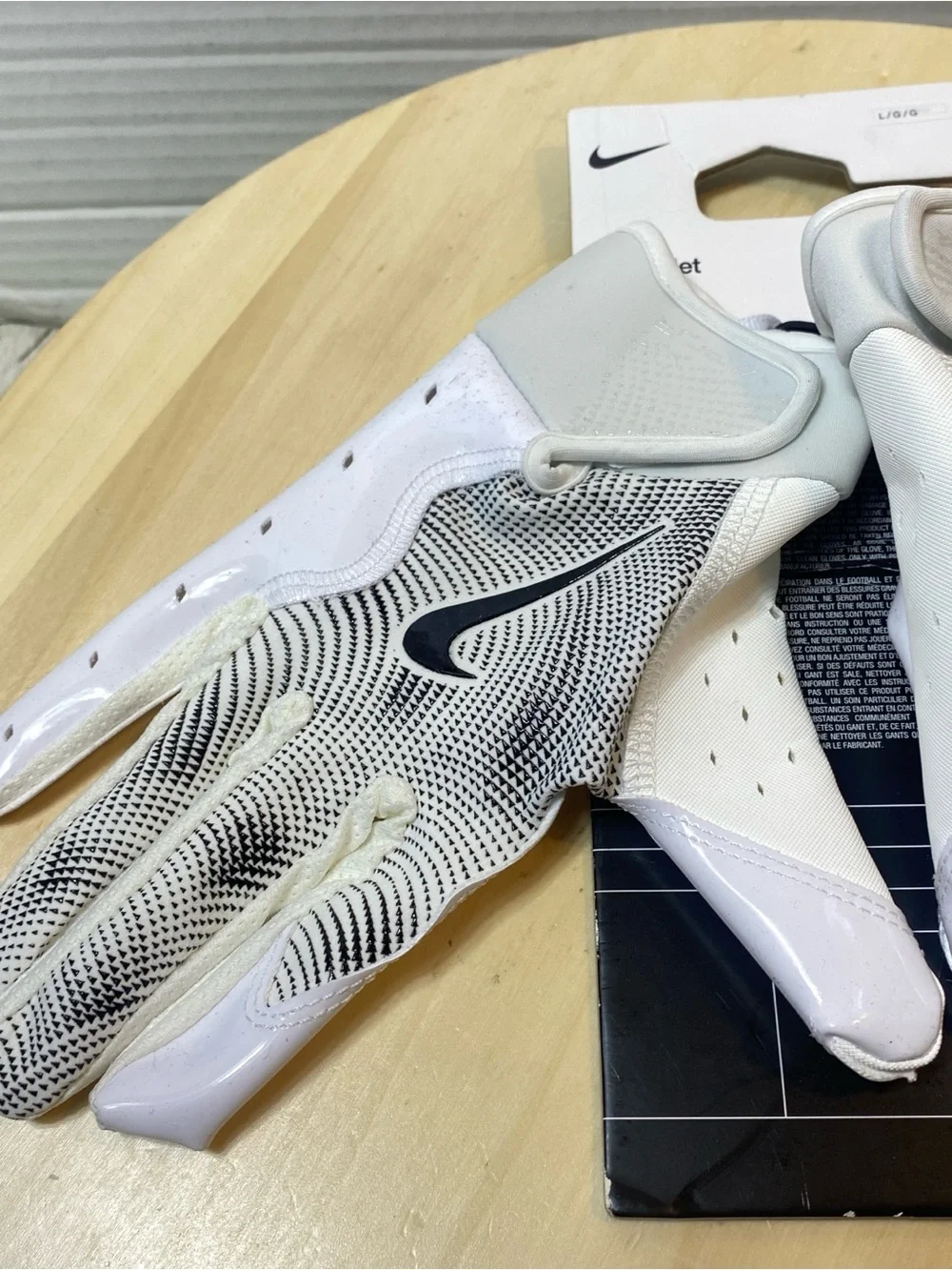 Nike gloves white youth